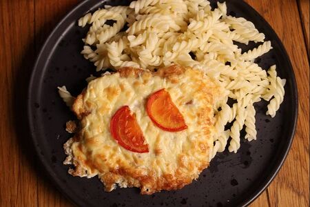 Отбивная куриная с помидоркой