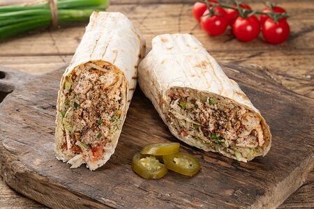 Шаурма в лаваше с курицей острая