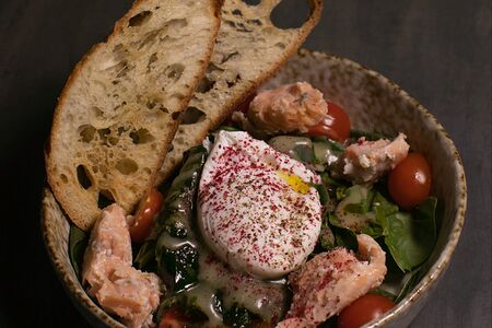 Лосось горячего копчения со шпинатом и яйцом пашот