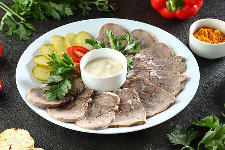 Отварной говяжий язык