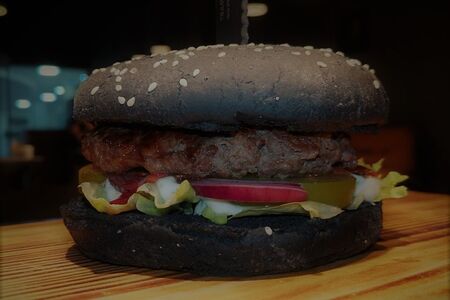 Бургер с беконом и ягодным соусом