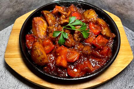 Сковородка из говяжьей мякоти с колбасками