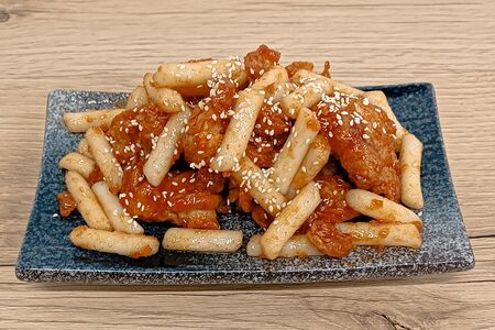 Курица яннём с токпокки