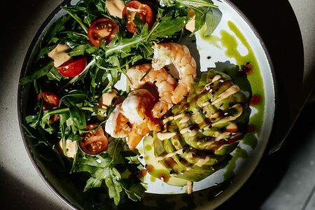 Салат с креветкой и печеным авокадо