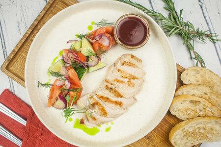 Индейка на гриле со сливовым соусом