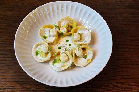 Равиоли с подкопченным картофелем и белыми грибами в сливочном соусе