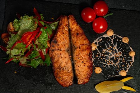 Лосось на пару с миксом салата