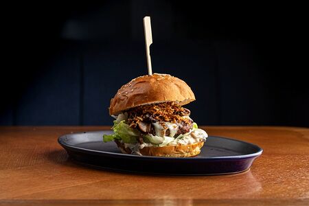 Бургер с котлетой из мраморной говядины, камамбером и сливочными грибами