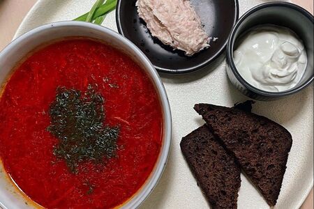 Борщ с бородинским хлебом и муссом из сала