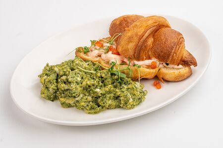 Скрэмбл со шпинатом и красной икрой