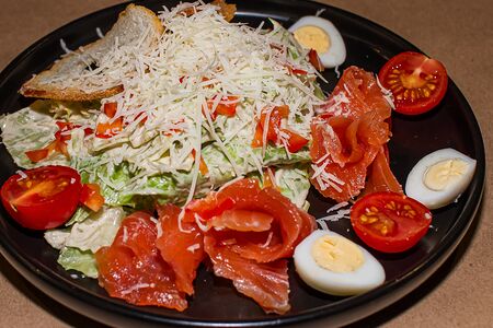 Салат Цезарь лосось