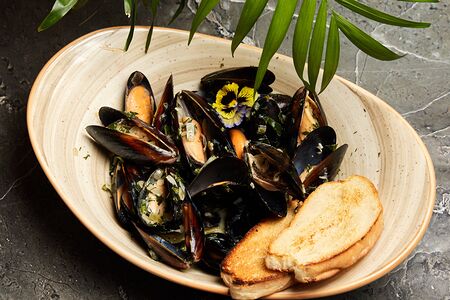 Мидии в соусе дорблю