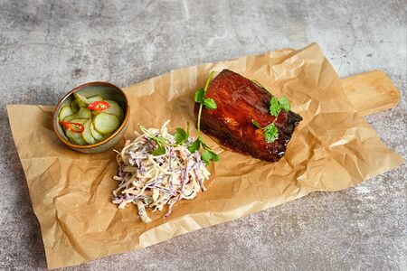 Подкопчённые свиные рёбра