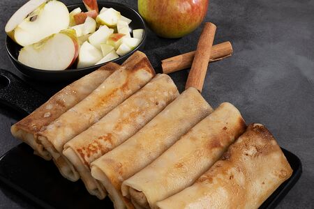 Блины с яблоком и корицей