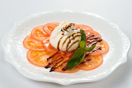 Буррата, томаты, бальзамик