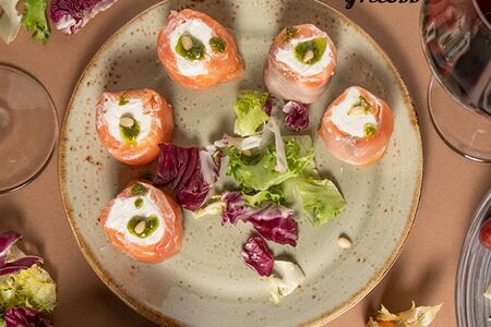 Рулетики из лосося