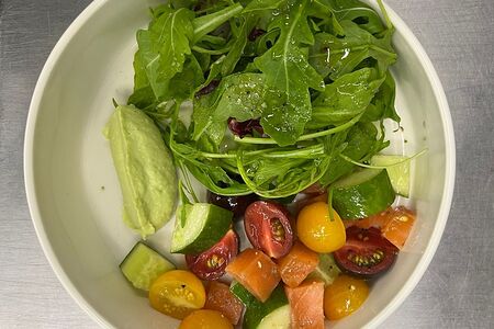 Салат со слабосоленым лососем и крем-авокадо