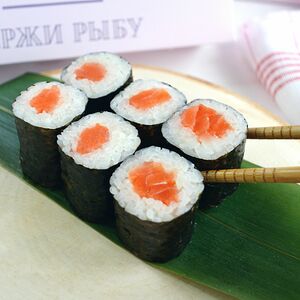 Ролл с лососем