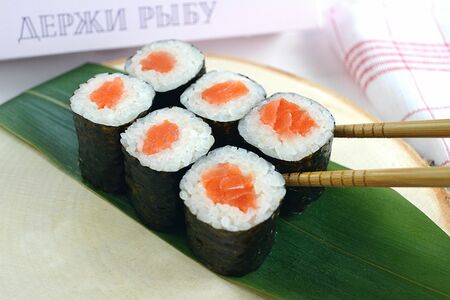 Ролл с лососем