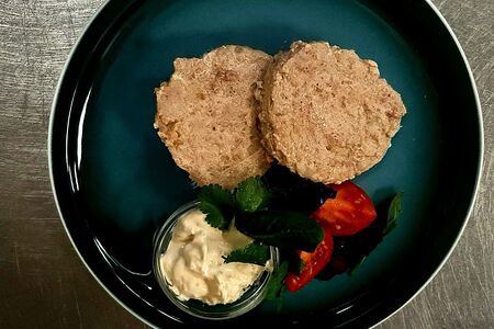 Паровые котлеты из индейки с микс салатом