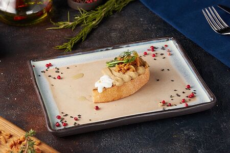 Брускетта с куриным паштетом и сливочным сыром