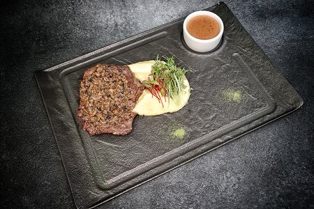 Филе миньон с грибной корочкой и картофельным пюре