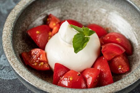 Буррата с помидорами