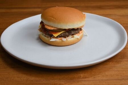 Бургер стандартный со cвинoй котлетой