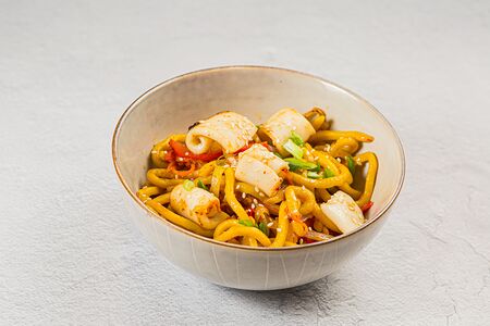 Вок с кальмаром