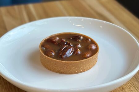 Тарт с орехами и карамелью