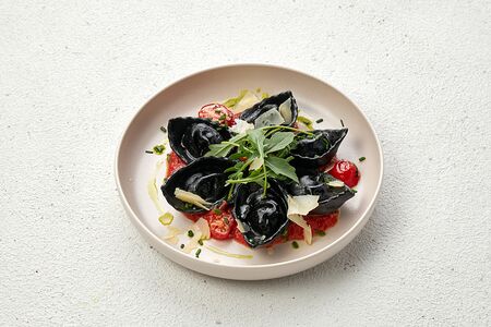 Чёрные тортеллини с креветкой и горбушей