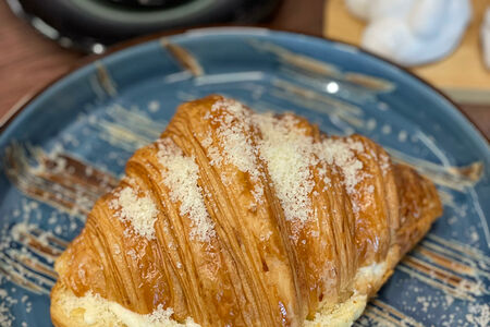 Сырный круассан