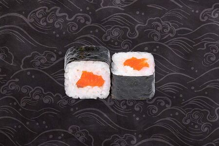 Ролл маки Лосось