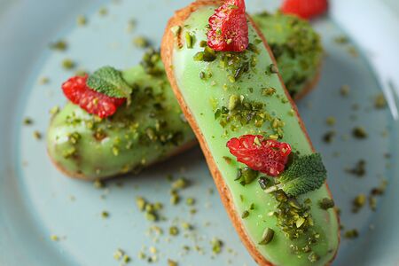 Эклер фисташковый