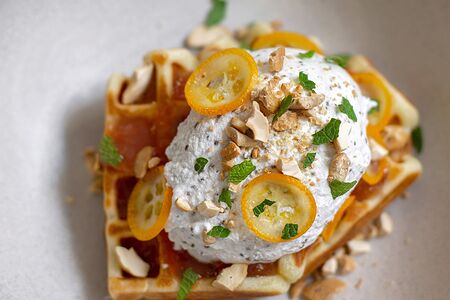 Вафли с вареньем из грейпфрута, кокосовым муссом и кумкватом