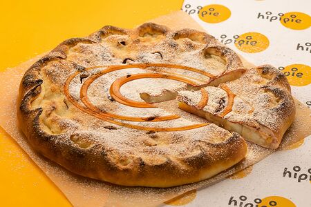 Пирог с яблоками, грецким орехом и карамелью