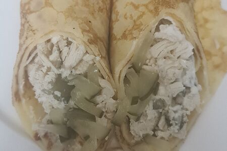 Блинчик с курицей, огурцом и соусом