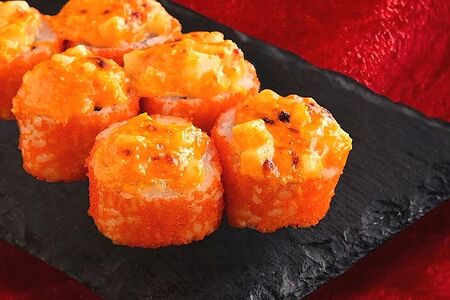 Запеченный ролл с лососем и креветкой темпура под сырной шапкой