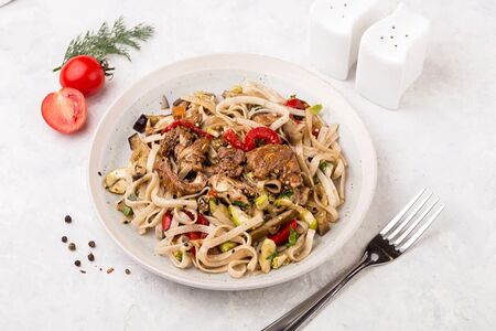 Удон с курицей и овощами