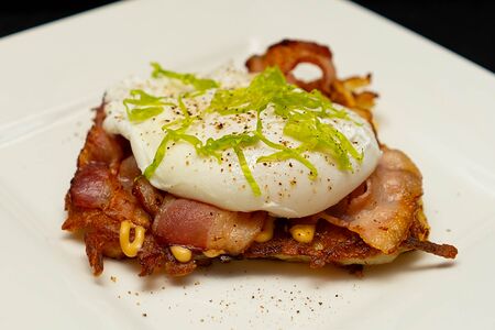 Бенедикт на дранике с беконом