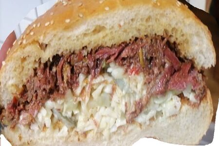 Большой бургер с куриной котлетой и картофелем фри