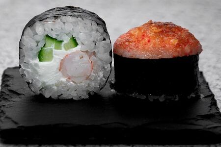 Ролл запечённый с тигровой креветкой