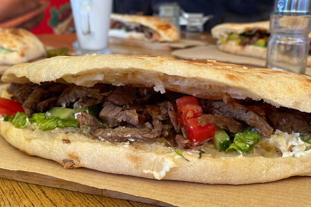Шаурма в булочке с говядиной
