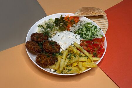 Фалафель на тарелке