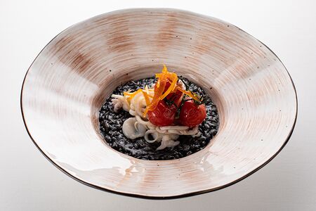 Черное ризотто с кальмарами и цедрой апельсина