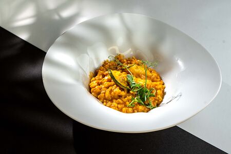 Ризотто с креветками, цукини и соусом биск