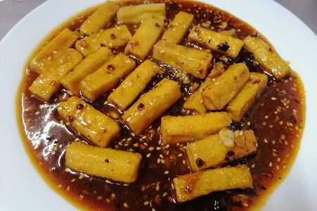 Жареный тофу с соусом из черных бобов