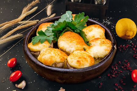 Грибы, запеченные с сыром сулугуни на кеци