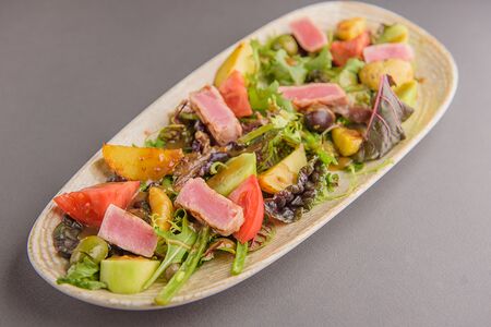 Салат Нисуаз с тунцом на гриле