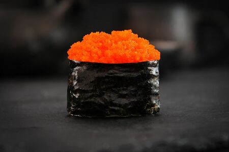 Гункан с икрой тобико